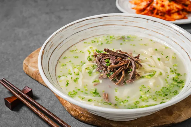 고명을 올린 따뜻한 칼국수 한 그릇