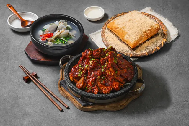 양념 요리와 떡구이, 탕이 함께 나온 세트 메뉴