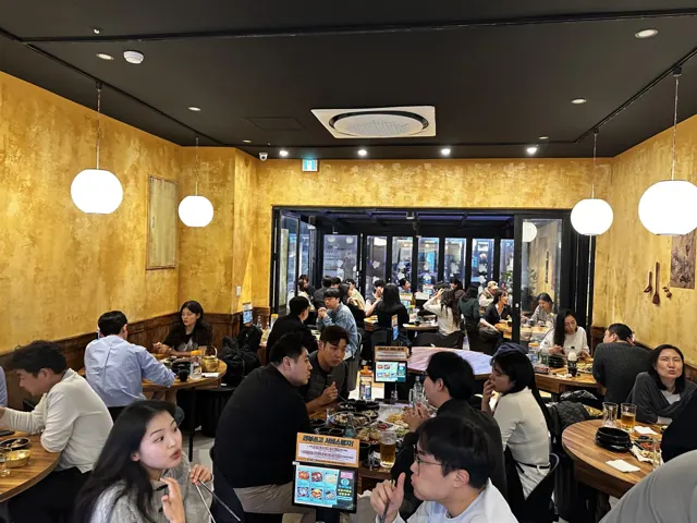 손님으로 가득 찬 매장 홀의 피크타임 모습