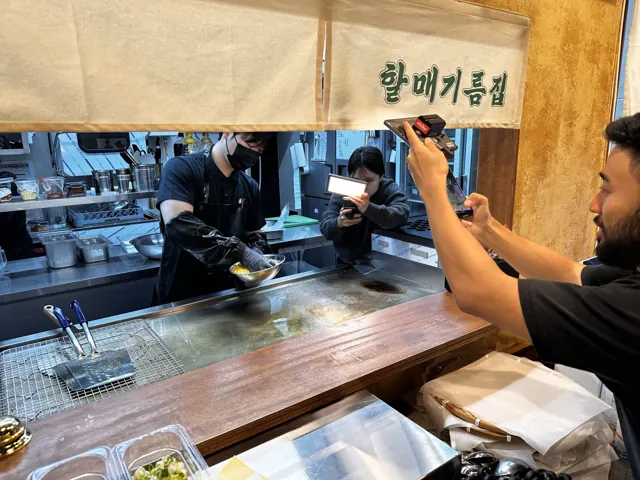 오픈 주방 카운터에서 조리하는 매장 직원