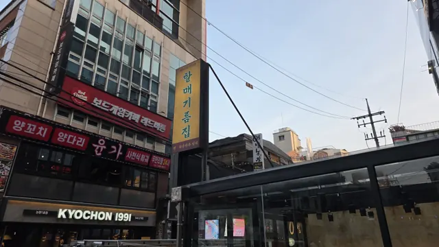 상가 건물이 이어진 거리 풍경, 창업 전 상권 확인용