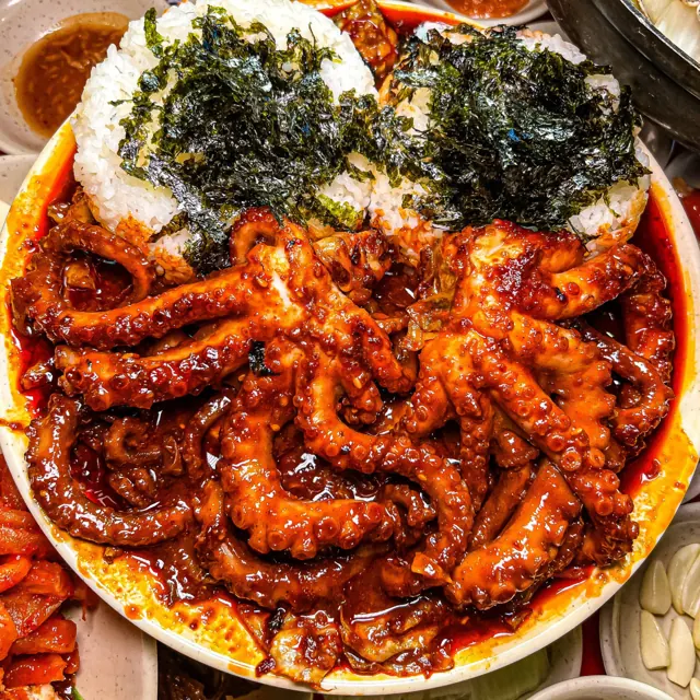 낙지볶음이 푸짐하게 담긴 큰 접시
